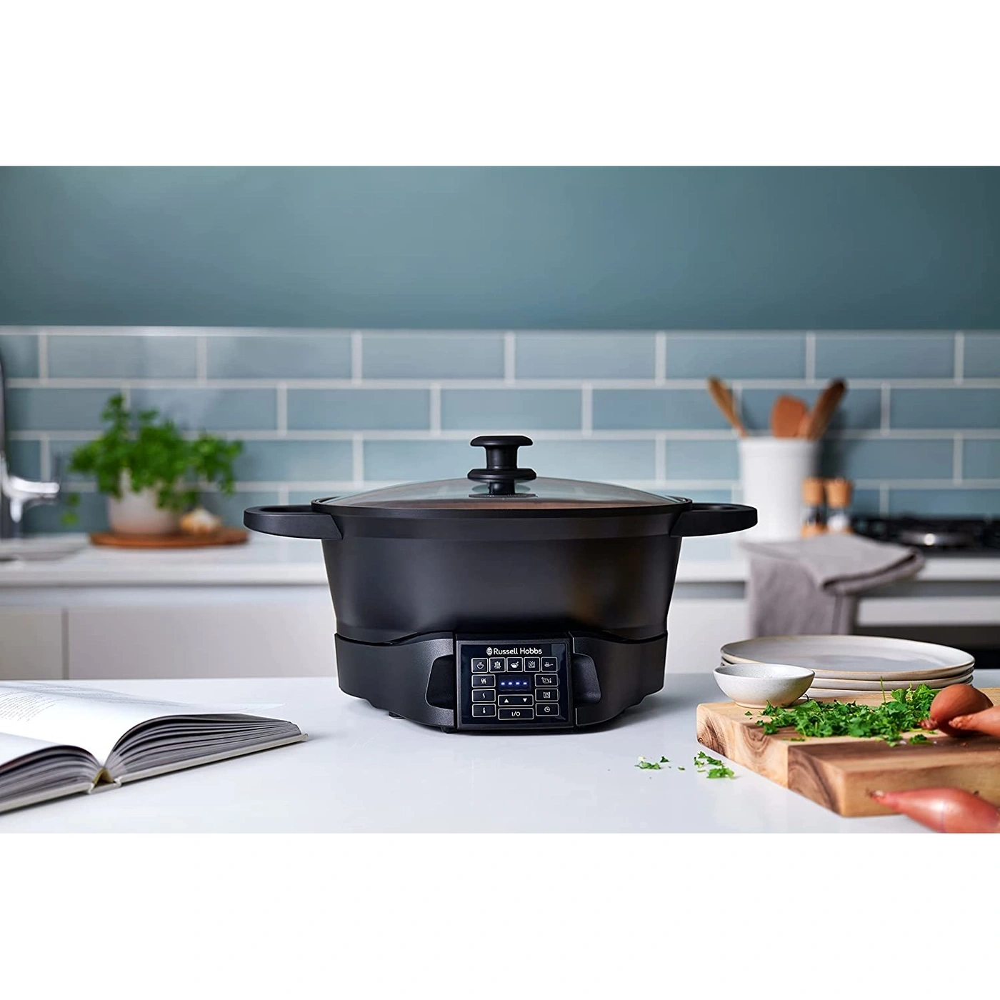 Russell Hobbs Slow Cooker mit Kochbuch und Zutaten auf einer Arbeitsplatte