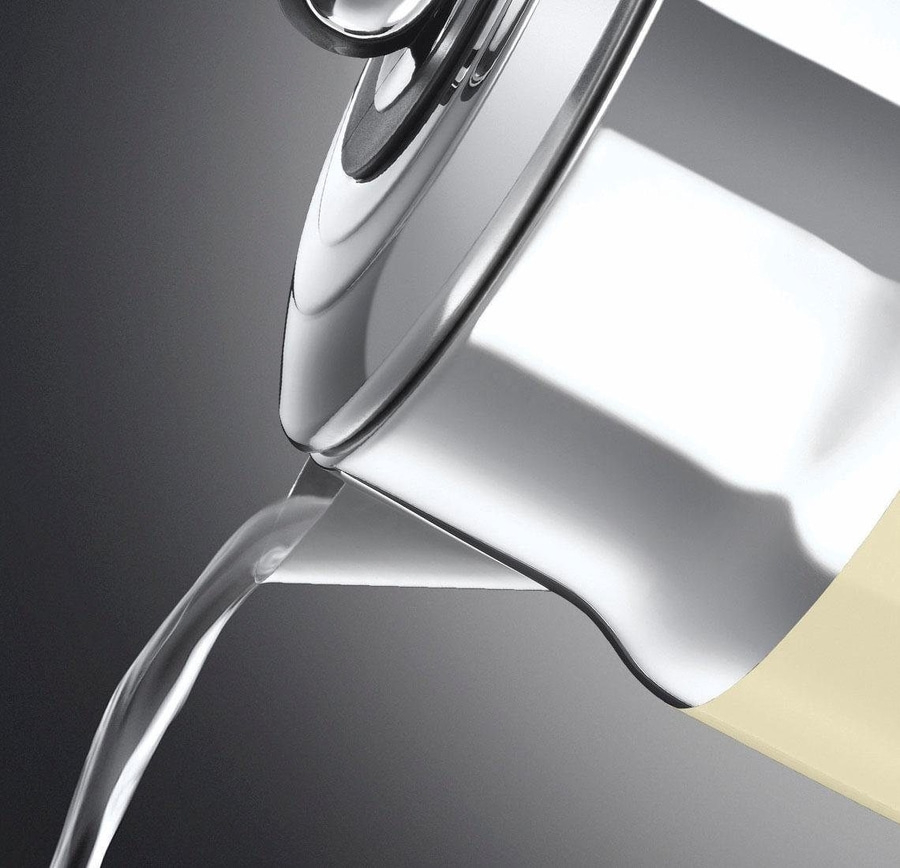 Nahaufnahme eines Wasserkochers, der Wasser ausgießt, glänzend, metallisch, hell