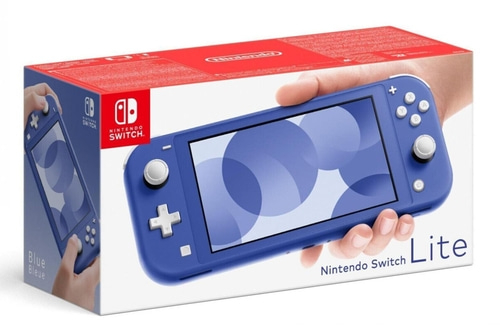 Nintendo Switch Lite in Blau, auf einer Verpackung, die von einer Hand gehalten wird.