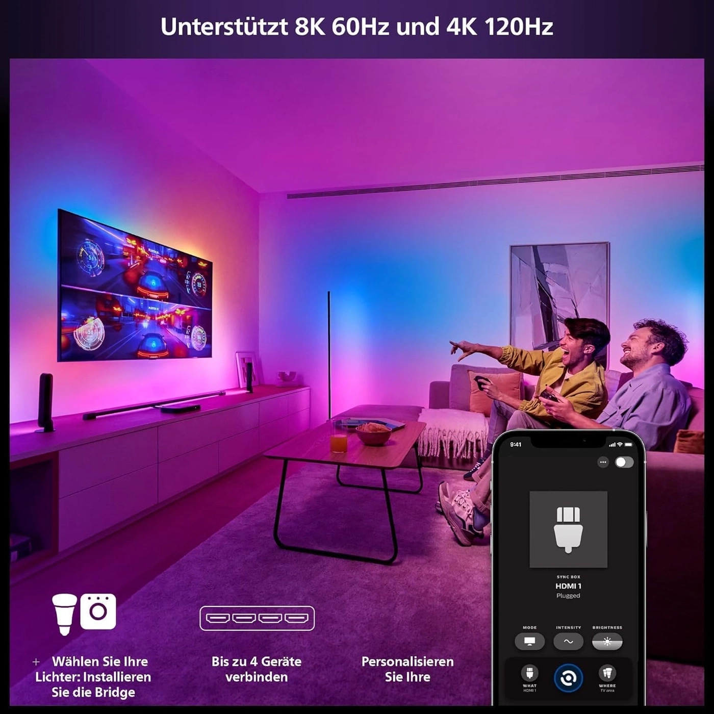 Ein Wohnzimmer mit einem Fernseher, der bunte Lichter anzeigt und Personen, die darauf zeigen.
