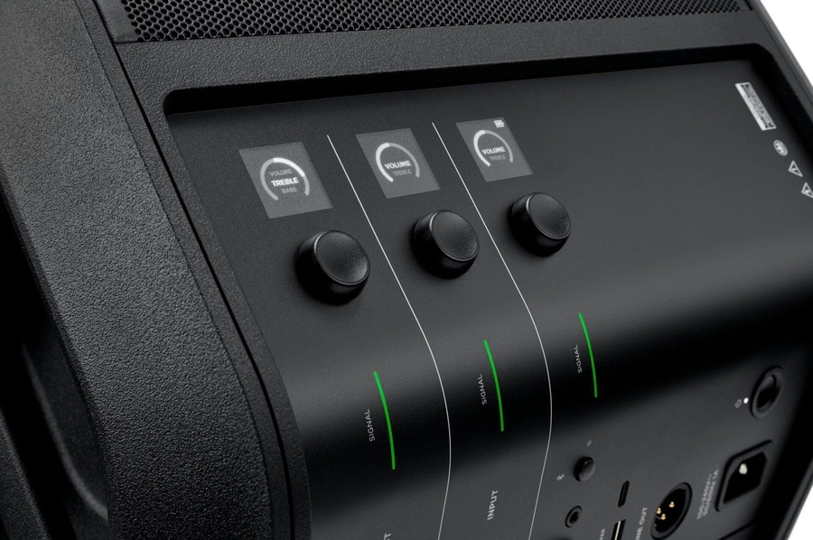 Schwarzes Audiogerät mit Knöpfen und grünen Signalleuchten. Lautstärke- und Toneinstellungen.