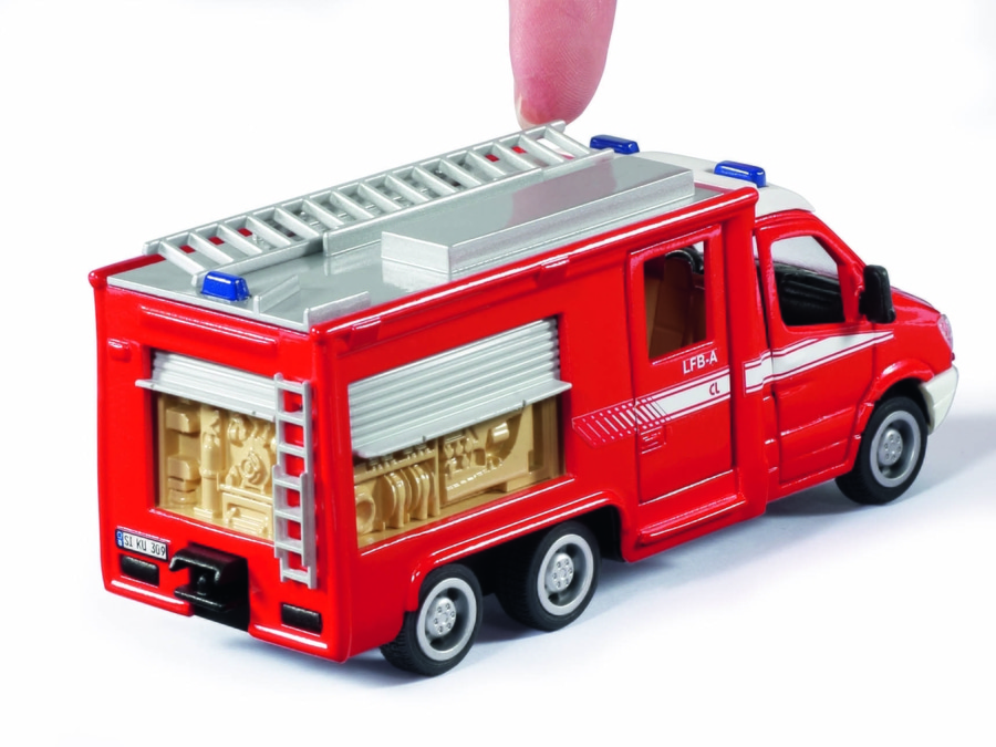 Rotes Feuerwehrauto mit Leiter und Details, Finger berührt das Dach.