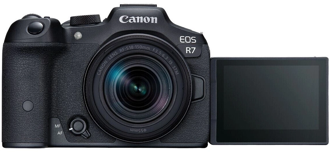 Eine schwarze Canon EOS R7 Kamera mit aufklappbarem Bildschirm und Objektiv.