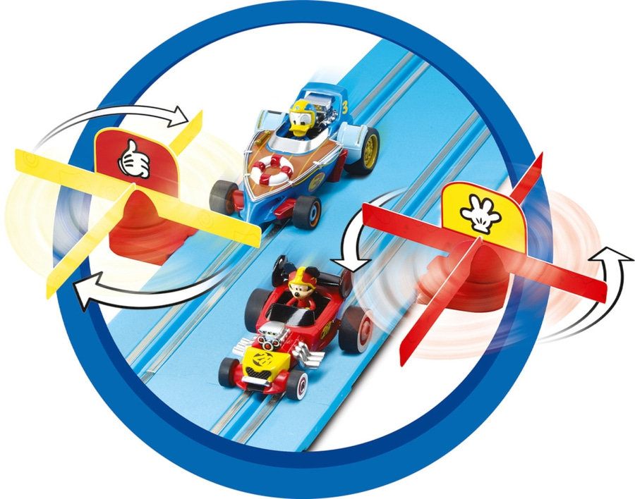 Rennstrecke mit Mickey Mouse und Donald Duck Autos, rotierenden Propellern und blauem Hintergrund.
