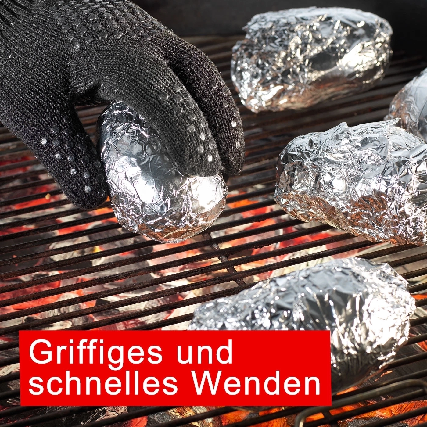 Kartoffeln in Alufolie auf dem Grill, mit Handschuh gewendet, Text in roter Box