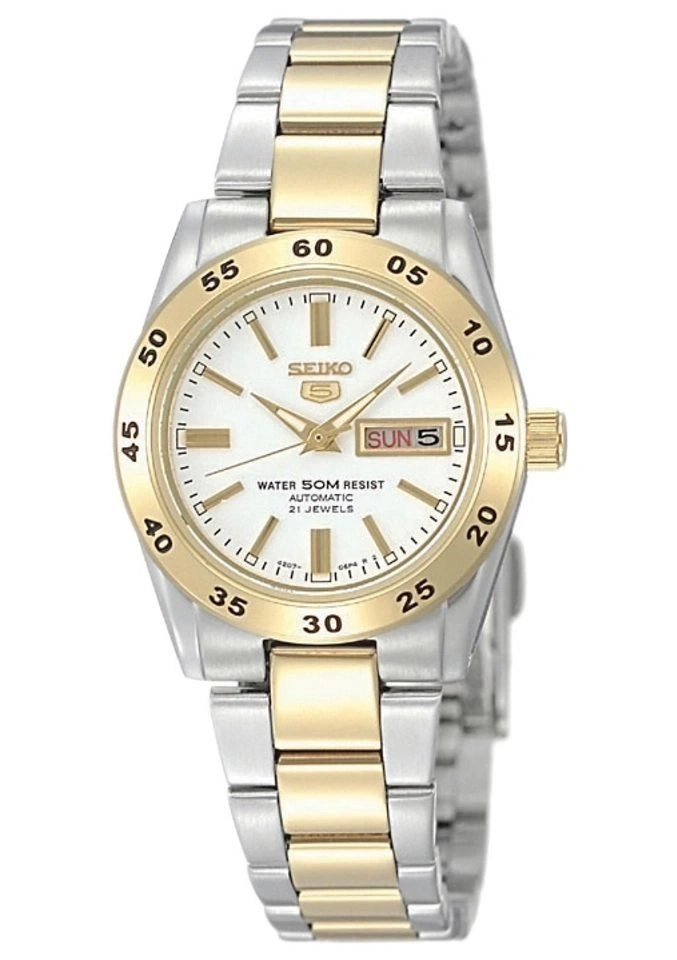 Eine silberne und goldene Seiko 5 Automatikuhr mit weißem Zifferblatt und goldenem Ring.