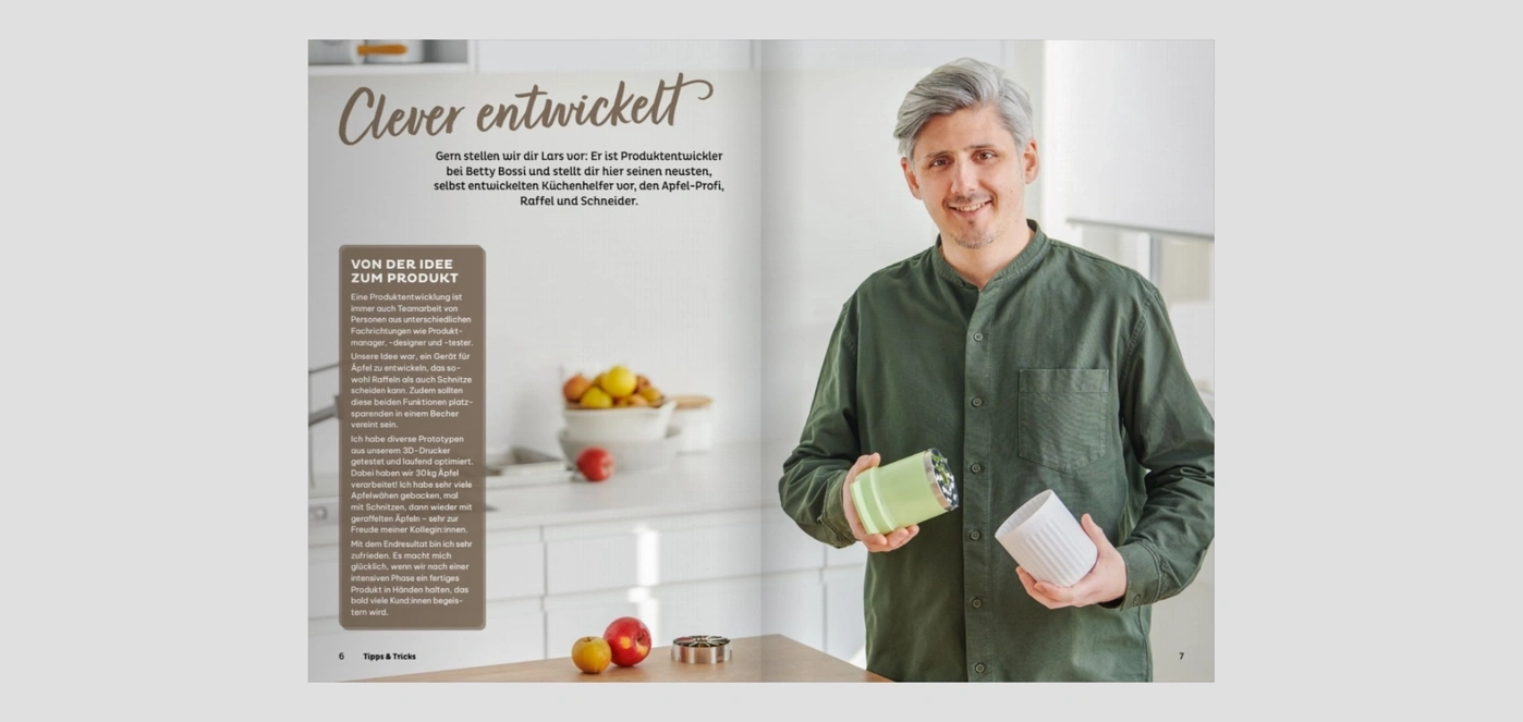 Ein Mann mit grauem Haar hält ein grünes und ein weißes Gerät in den Händen.
