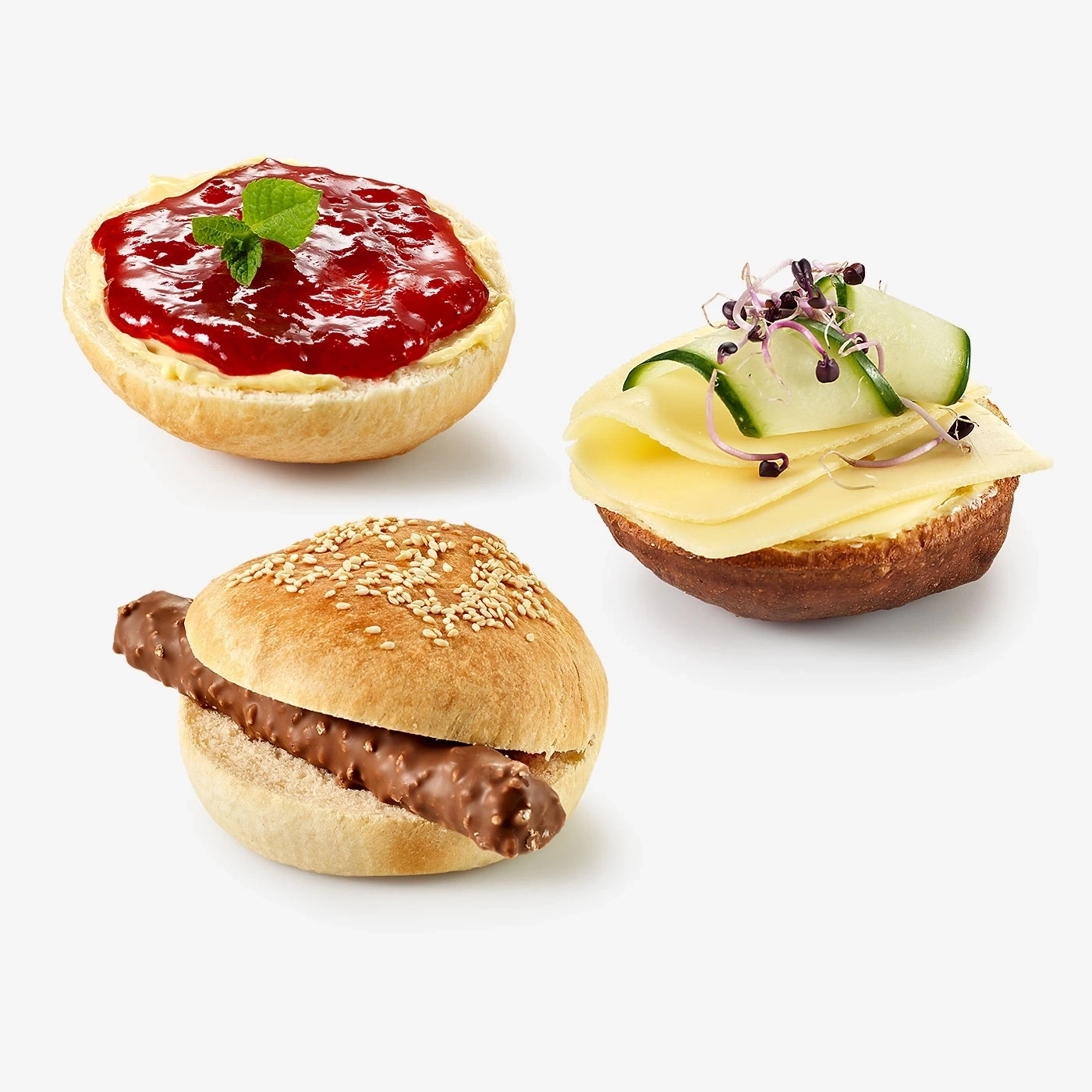 Drei Brötchen mit Belag: Marmelade, Käse und Schokolade, auf weißem Hintergrund.