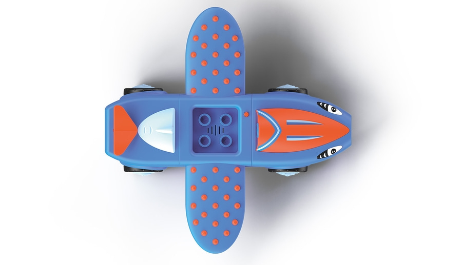 Blaues Spielzeugflugzeug mit orangefarbenen Akzenten und Rädern auf weißem Hintergrund