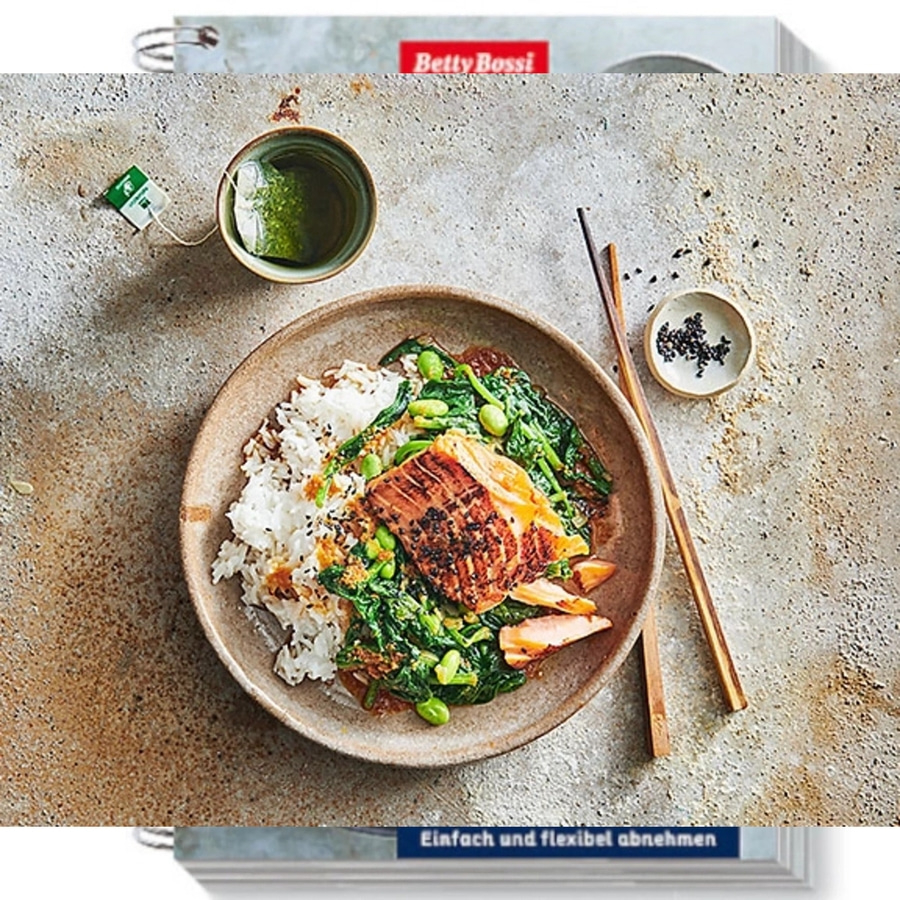Teller mit Reis, Lachs, Gemüse und Tee, mit Stäbchen