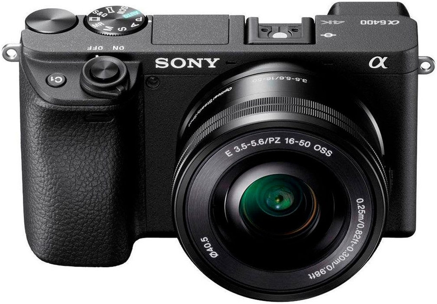 Eine schwarze Sony Alpha 6400 Digitalkamera mit einem 16-50 mm Objektiv.