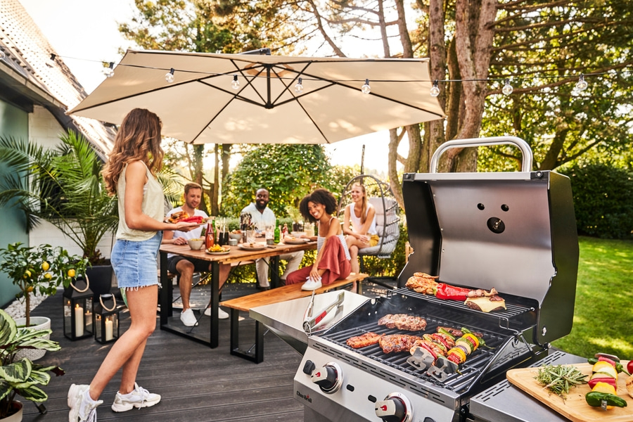 Grillparty im Garten mit Freunden. Essen, Grill, Sommer, Spaß, Leute, draußen, Sonne, Grillen, Party, Essen