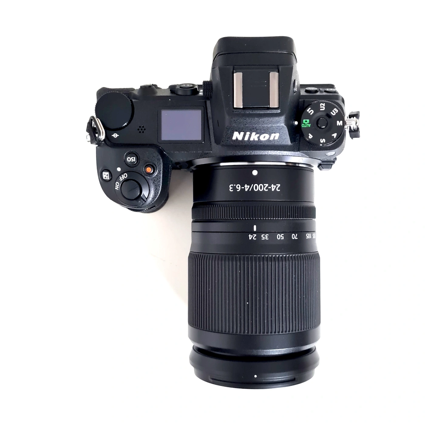 Eine Nikon Z-Kamera mit einem Zoomobjektiv ist auf weißem Hintergrund zu sehen.