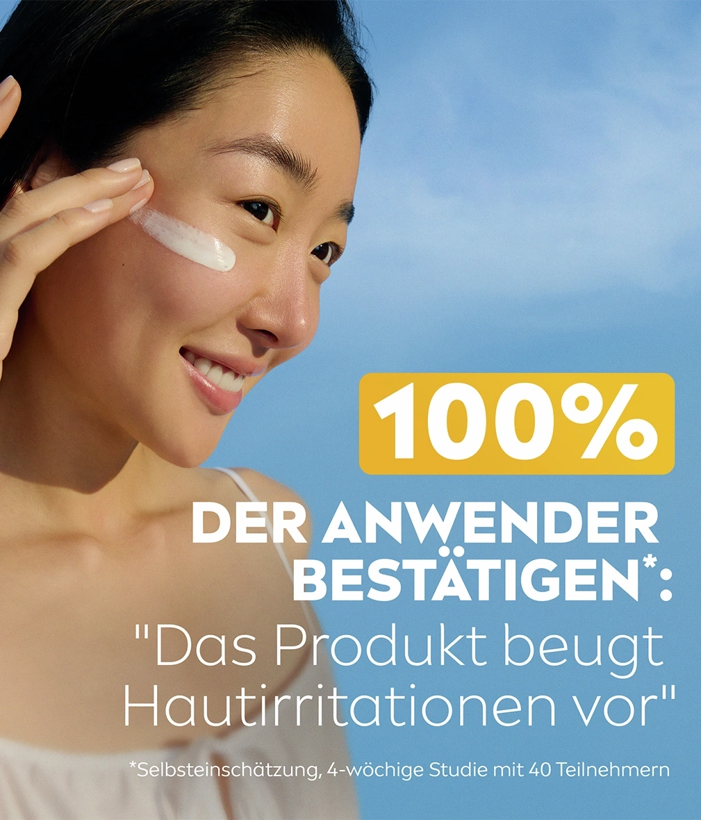 Frau mit Sonnencreme auf dem Gesicht mit dem Slogan 100% der Anwender bestätigen: Das Produkt beugt Hautirritationen vor