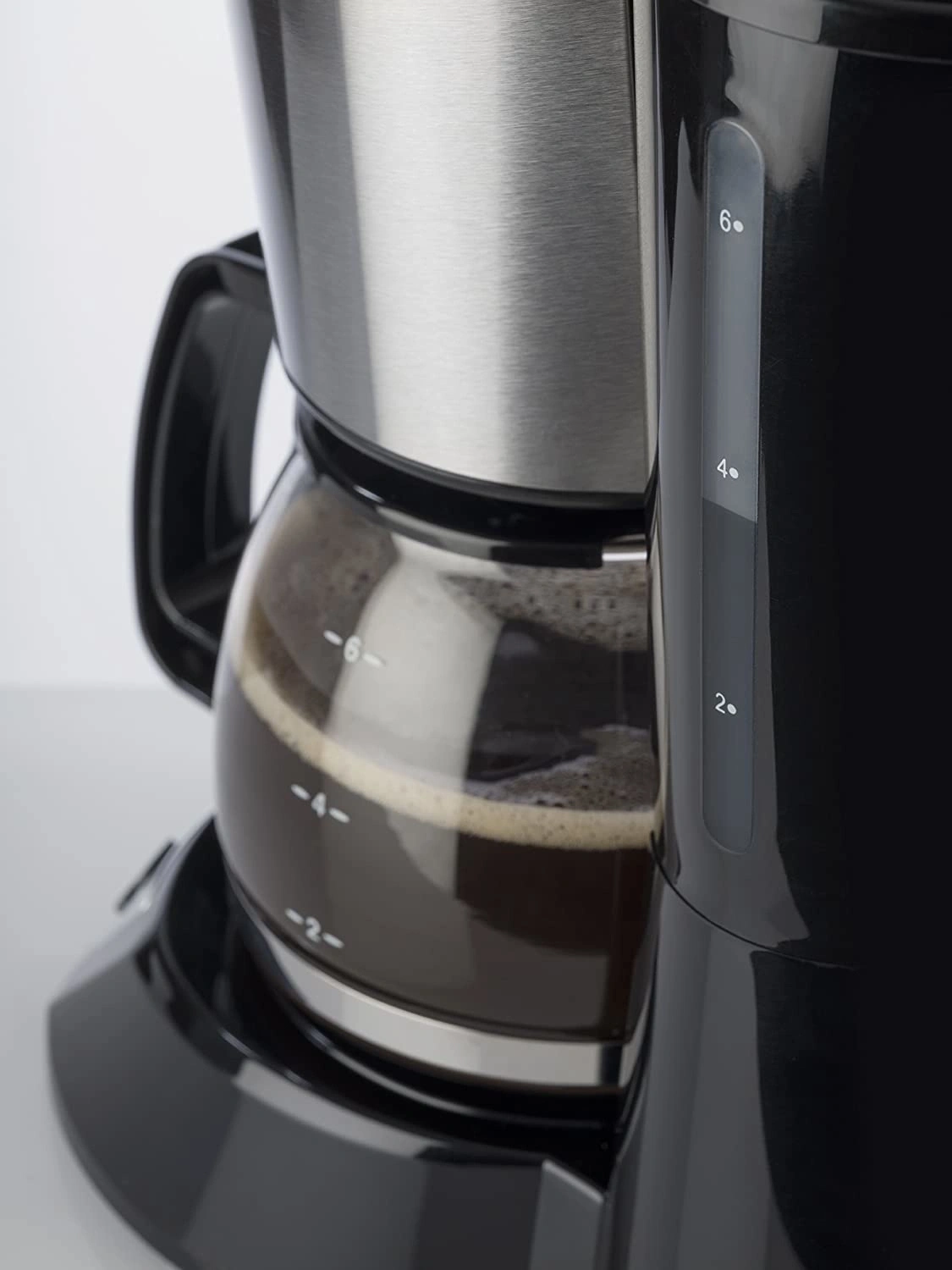 Kaffeemaschine mit Wasserstandsanzeige und Kaffee im Glasbehälter.