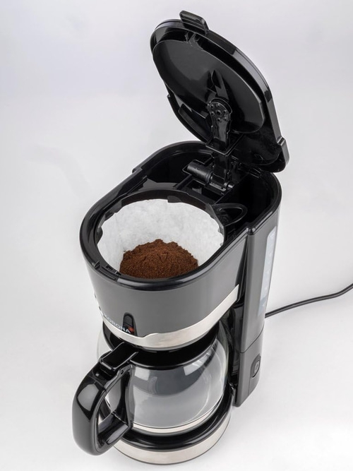 Kaffeemaschine mit Filter und Kaffeepulver, Deckel geöffnet, bereit zum Brühen.