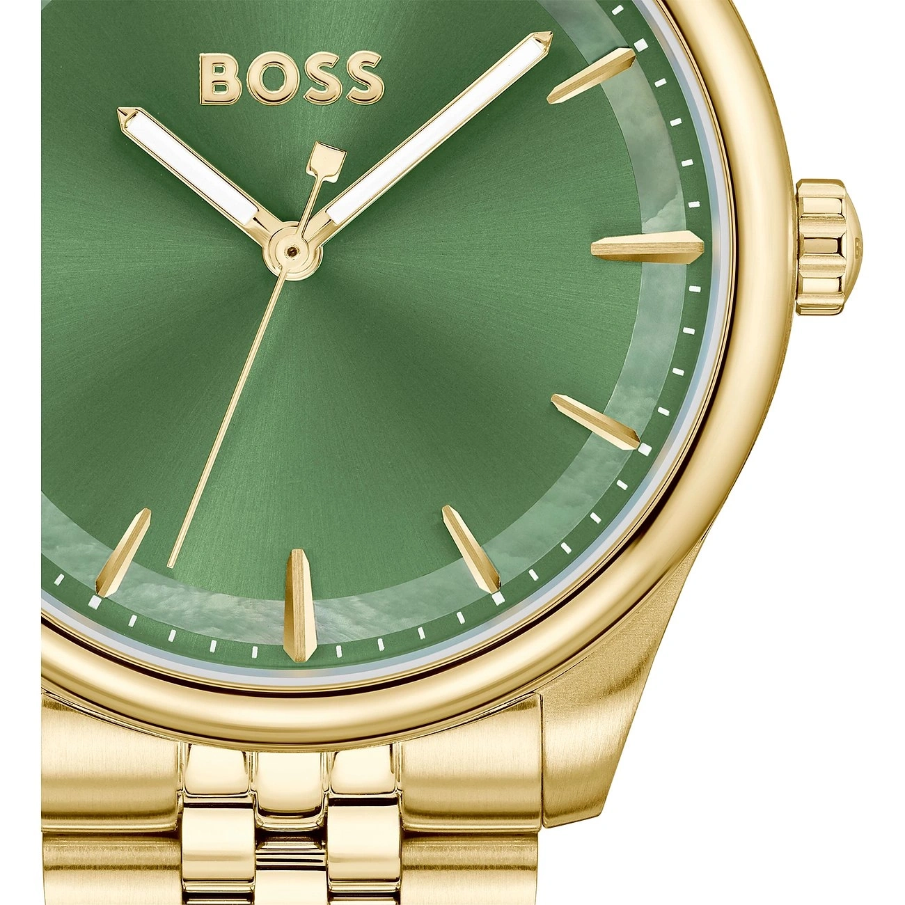 Detailaufnahme einer goldenen BOSS-Uhr mit grünem Zifferblatt