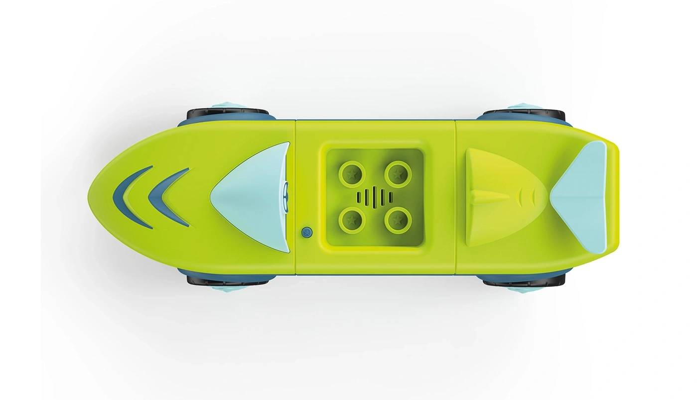 Grünes Spielzeugauto mit blauen Akzenten und Rädern, von oben betrachtet.