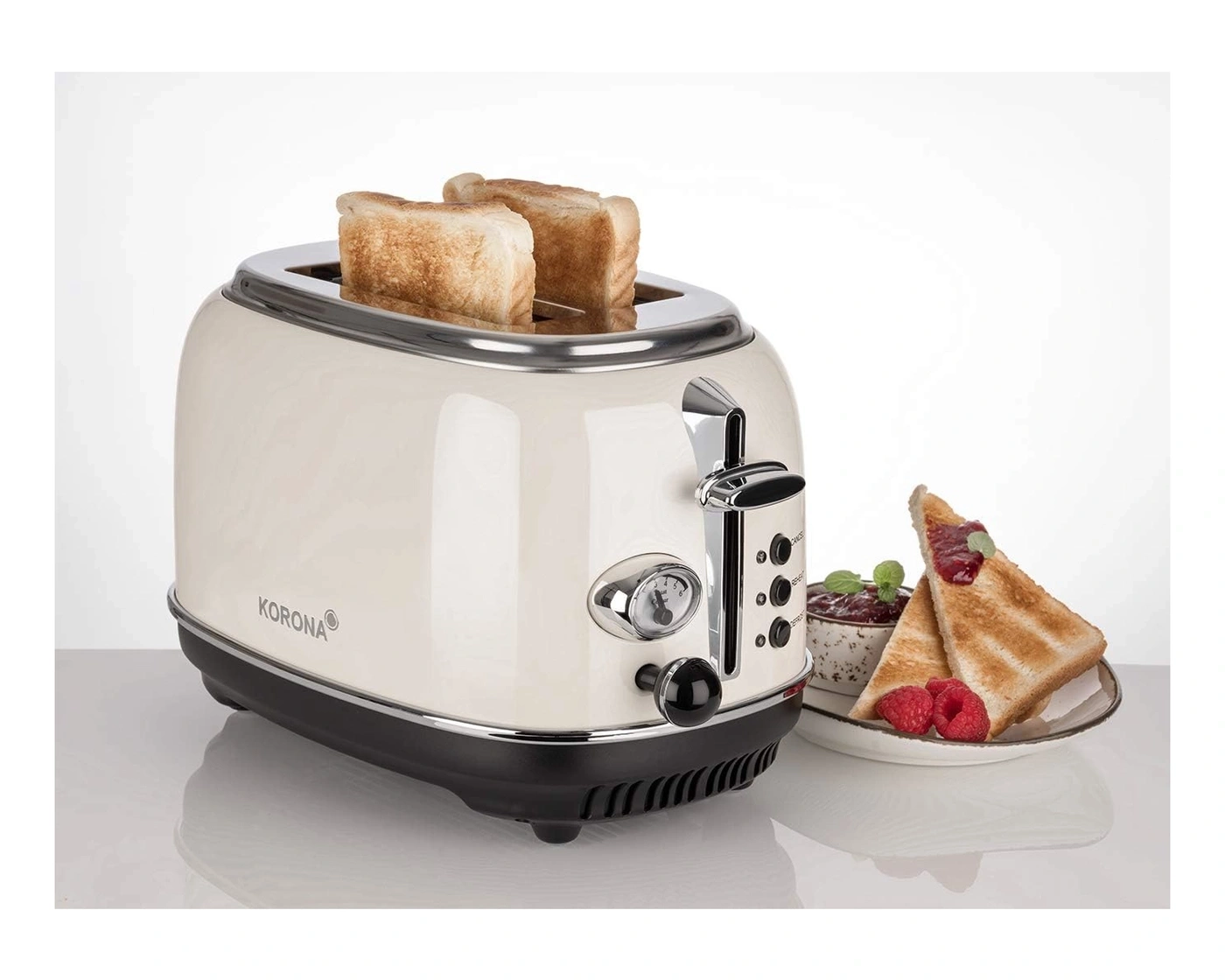 Toaster mit Toastbrot, Marmelade und Himbeeren auf einem Teller