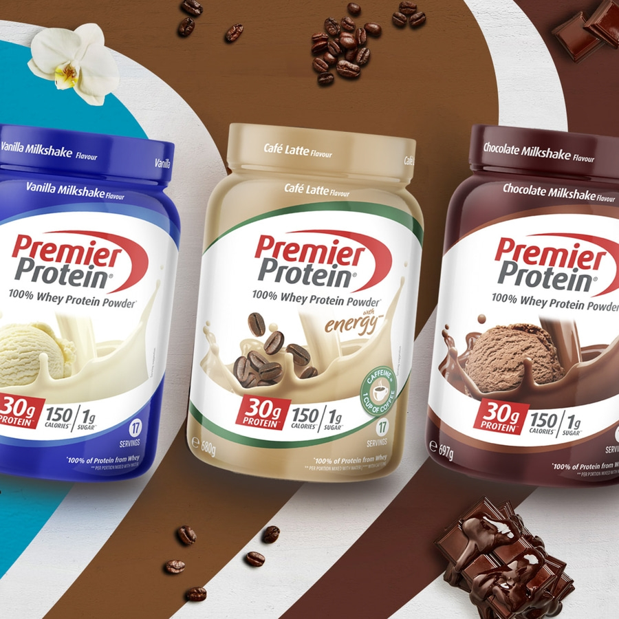 Drei Premier Protein Pulver in verschiedenen Geschmacksrichtungen