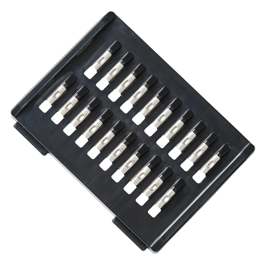 Schwarze Reibe mit scharfen Klingen für Gemüse und Obst, Nahaufnahme