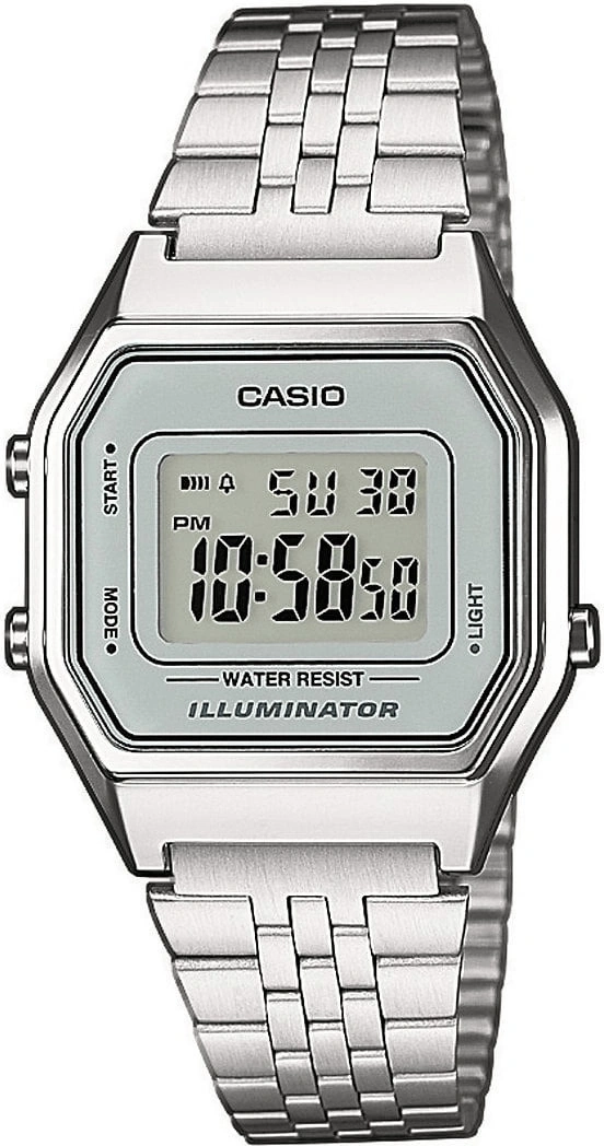 Eine silberne Casio Digitaluhr mit silbernem Armband und grauen Zifferblatt