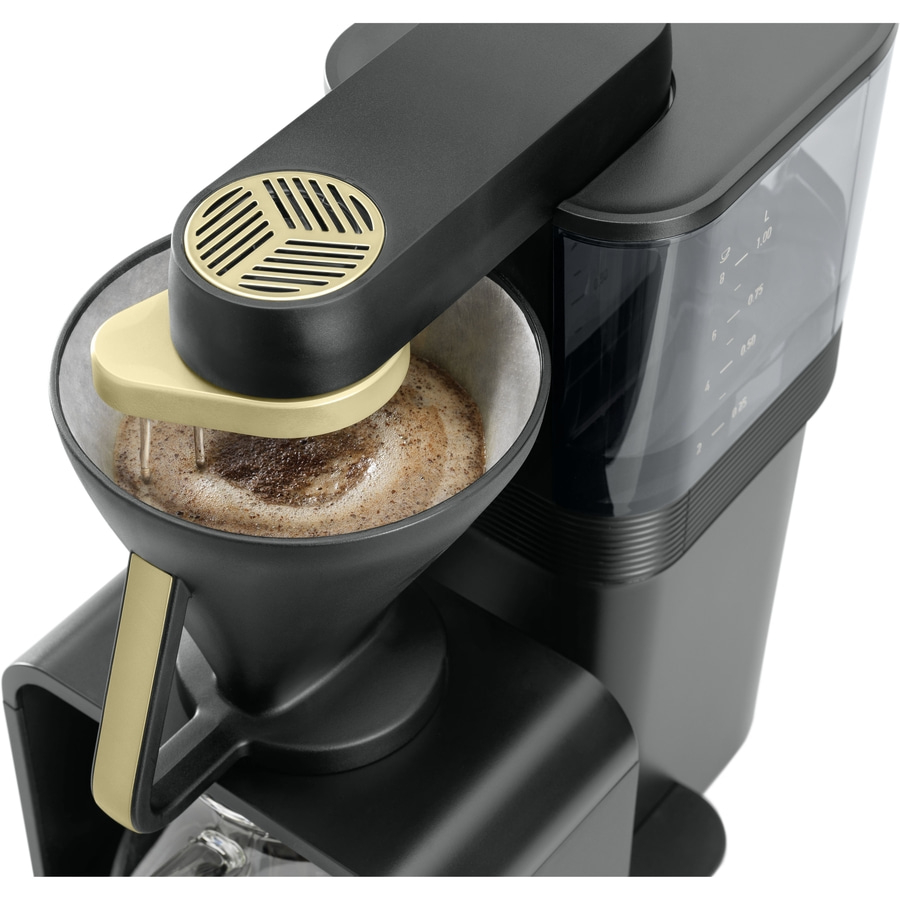 Kaffeemaschine mit Filter und Wasserbehälter, Detailaufnahme, schwarz und gold