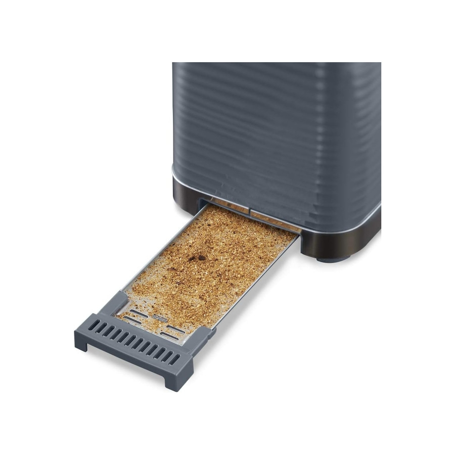 Grauer Toaster mit herausgezogener Krümelschublade, gefüllt mit Krümeln.