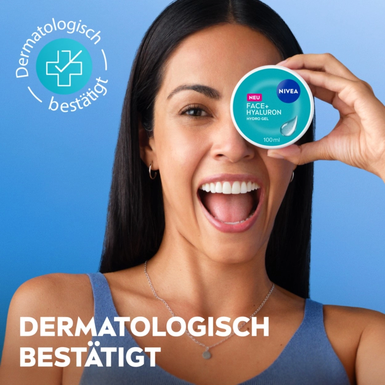Eine Frau hält eine Nivea-Creme vor ihr Auge, die als dermatologisch bestätigt gekennzeichnet ist.
