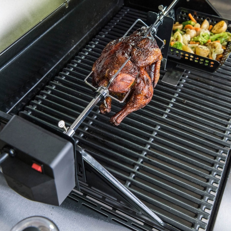 Gebratenes Huhn auf einem Grill mit Gemüse in einem Korb