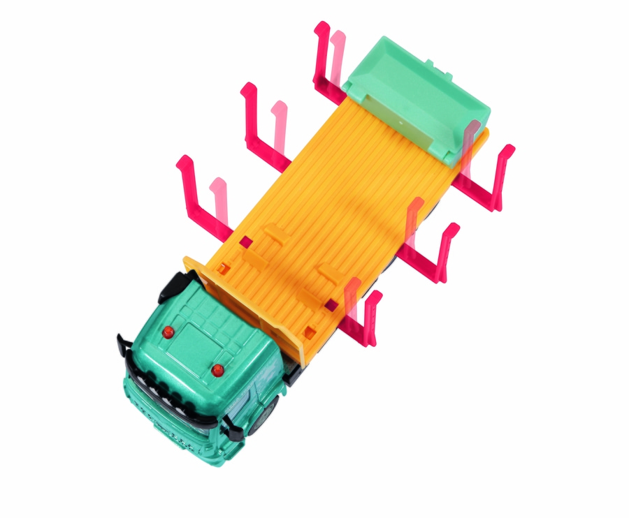 Spielzeug-LKW mit gelber Ladefläche und roten Halterungen, blauem Fahrerhaus, isoliert