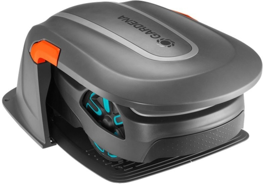 Grauer Rasenmähroboter mit orangefarbenen Akzenten und GARDENA-Logo auf der Oberseite.