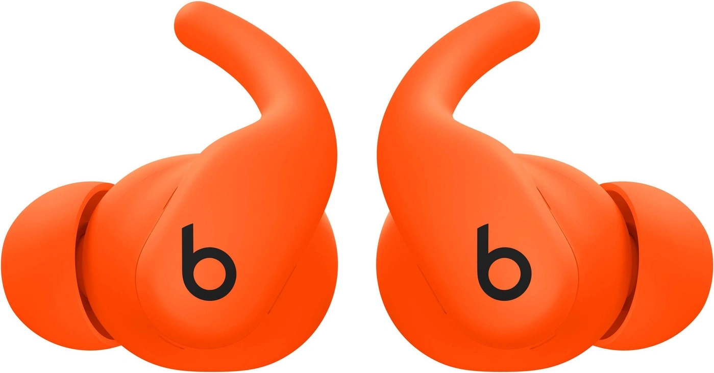 Zwei orangefarbene Beats-Kopfhörer mit schwarzem b-Logo