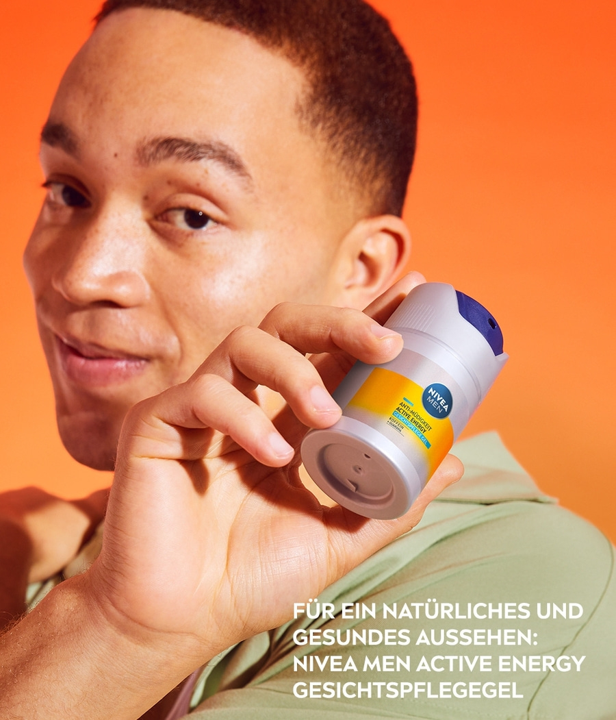 Mann hält Nivea Men Active Energy Gesichtspflegegel für gesundes Aussehen