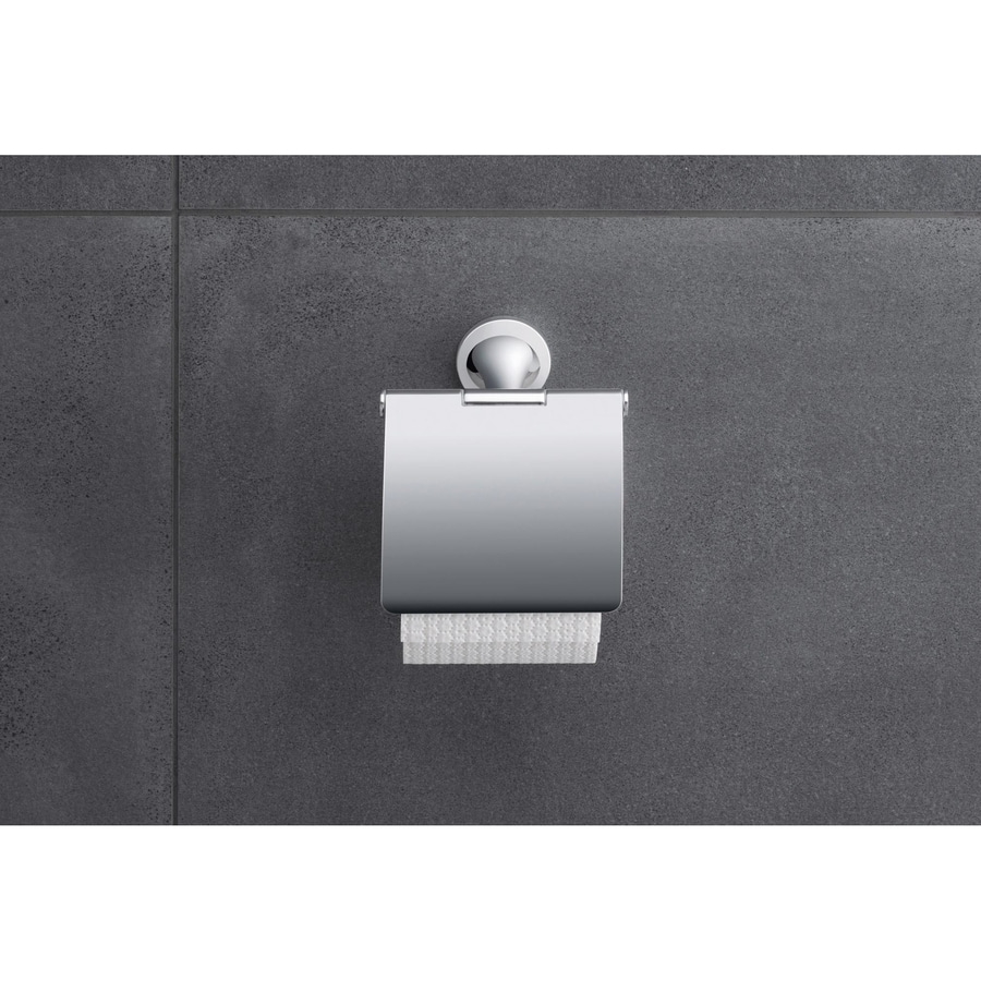 Toilettenpapierhalter an dunkler Wand. Glänzendes Metall. Badezimmer-Accessoire. Modernes Design.