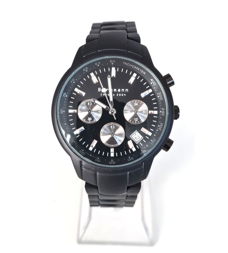 Schwarze Armbanduhr mit Chronographen und Tachymeterskala auf schwarzem Zifferblatt