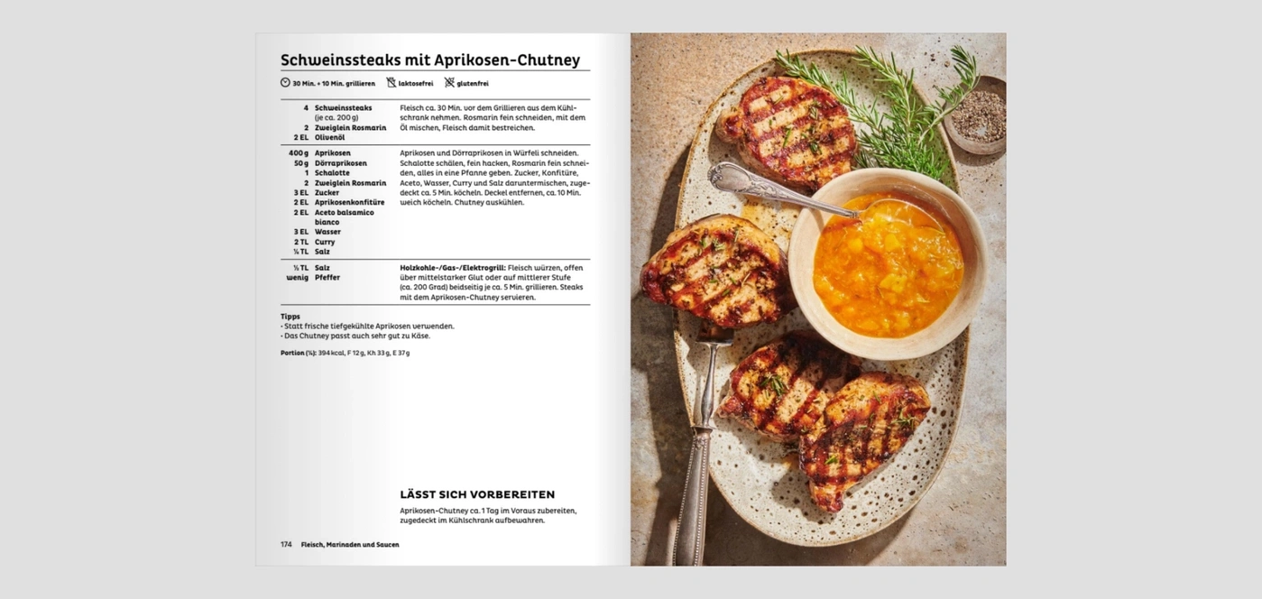 Schweinefleisch mit Aprikosen-Chutney auf einem Teller mit Rosmarin und Gewürzen