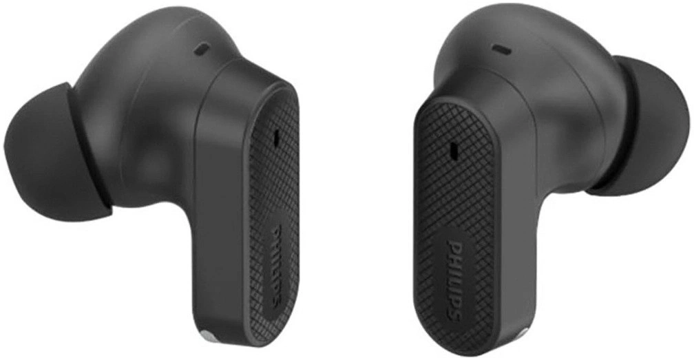 Zwei schwarze Philips True Wireless Kopfhörer nebeneinander