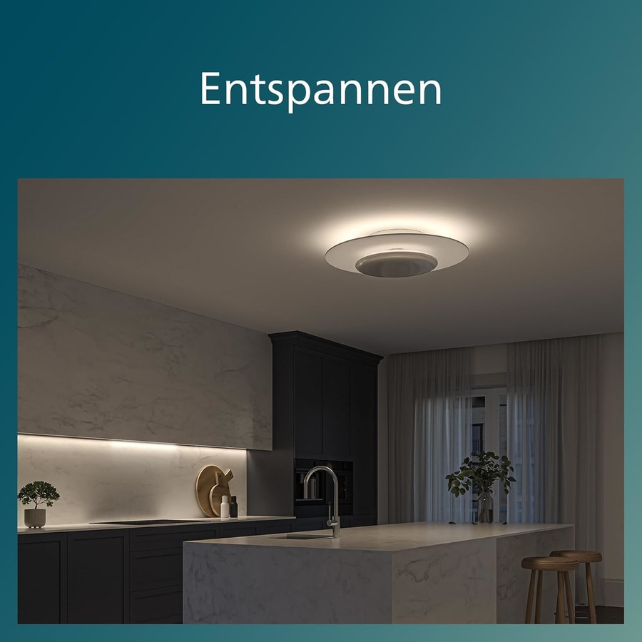Küche mit Deckenleuchte, entspannende Atmosphäre, modernes Design, Marmor, Pflanzen, Hocker