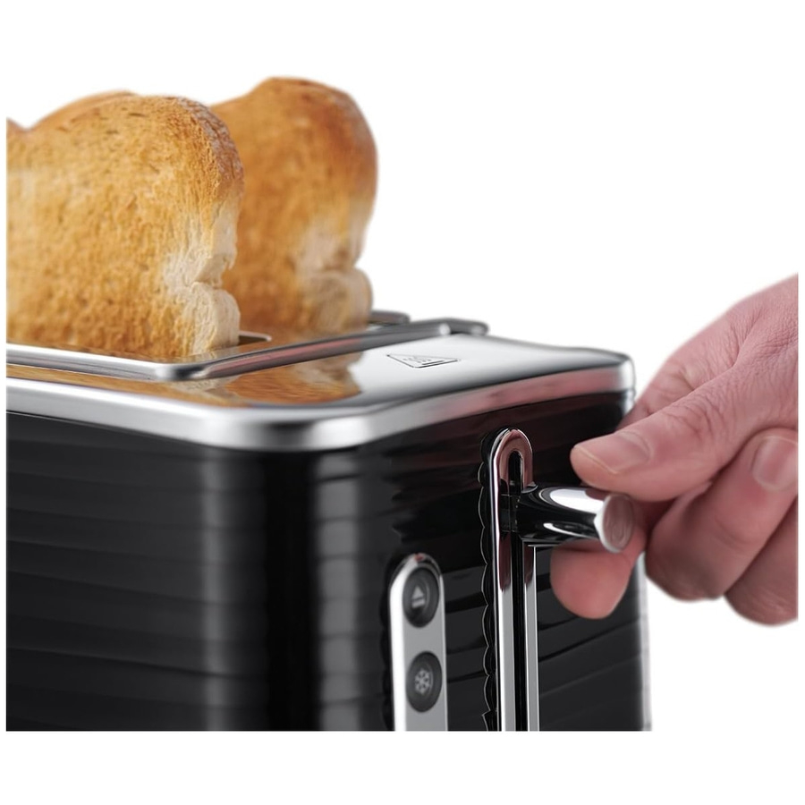 Ein Toaster mit Toastbrot, das herausspringt, und einer Hand, die einen Hebel betätigt.
