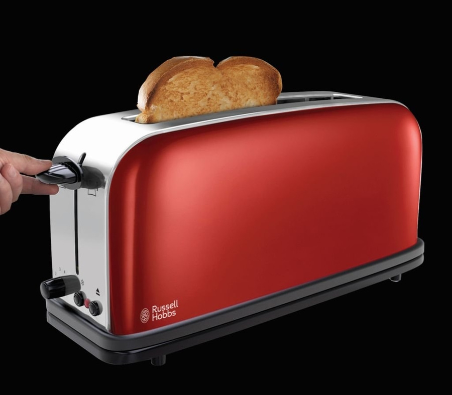 Roter Toaster mit Toastbrot, das aus dem Toaster herausragt, und einer Hand, die den Hebel betätigt.