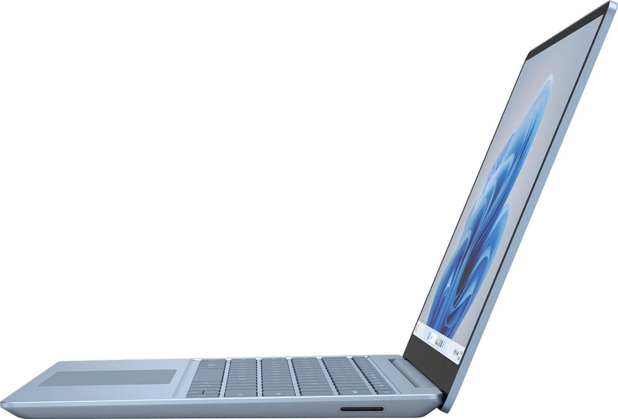 Blaues Laptop mit Windows-Oberfläche, geöffnet, auf weißem Hintergrund.