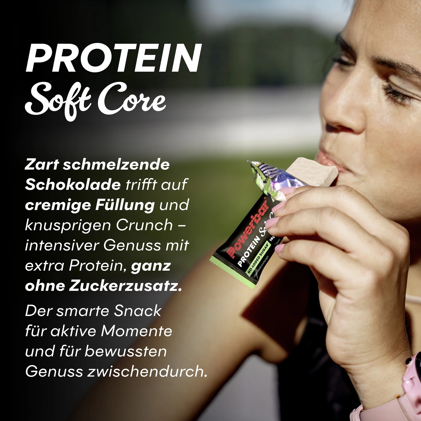 Ein Proteinriegel mit zartschmelzender Schokolade wird von einer Person gegessen.