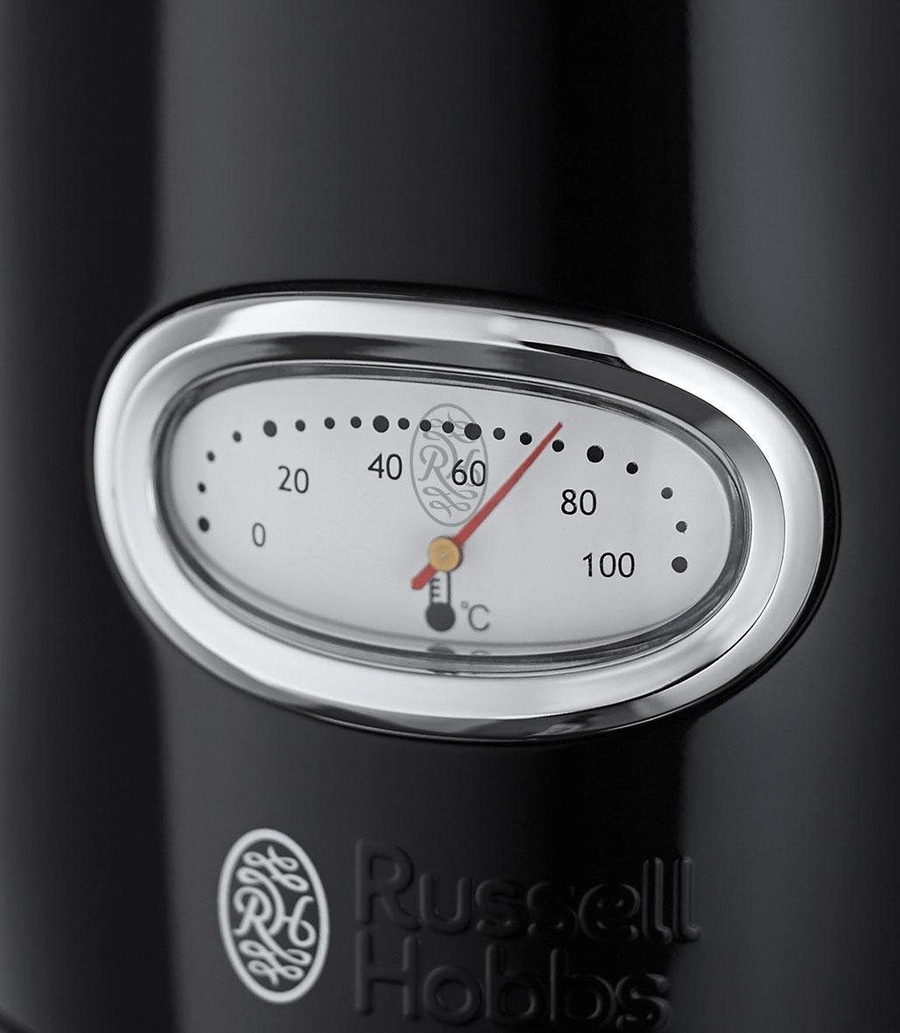 Nahaufnahme eines Thermometers an einem schwarzen Wasserkocher, das 80 Grad Celsius anzeigt.