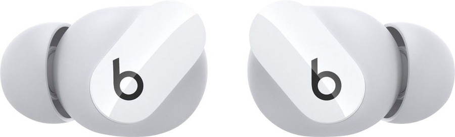 Zwei weiße Beats-Kopfhörer mit dem charakteristischen "b"-Logo auf weißem Hintergrund.
