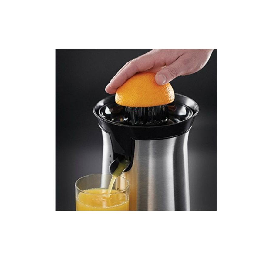 Nahaufnahme einer Orangensaftpresse mit einer Orange und einem Glas Saft