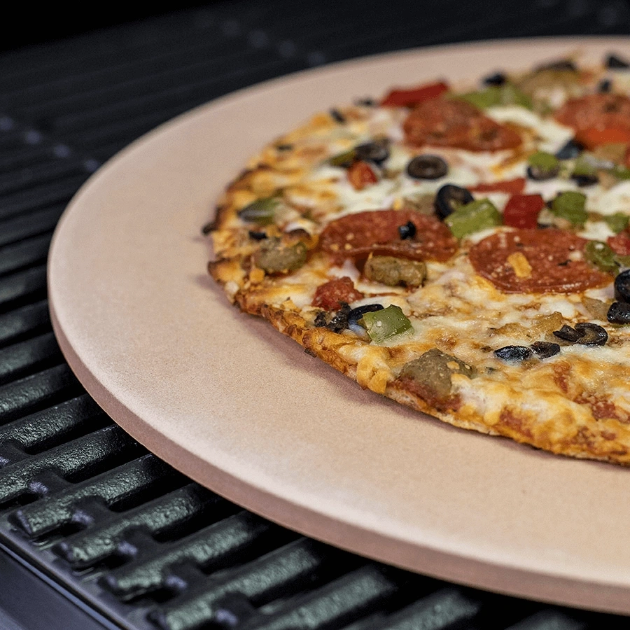 Pizza auf einem Pizzastein auf einem Grill. Nahaufnahme.