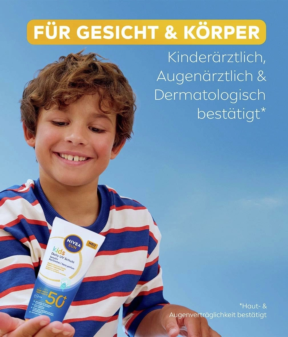Ein Junge hält eine Sonnencreme von Nivea Sun für Kinder mit LSF 50. "Für Gesicht & Körper" steht oben.