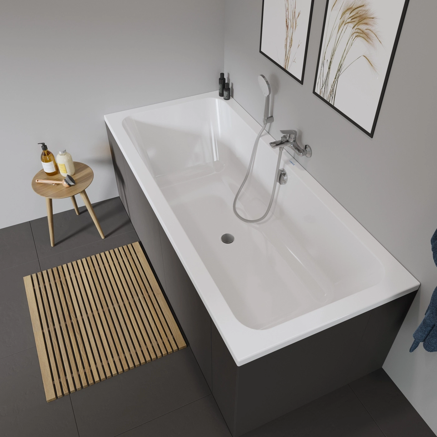 Badezimmer mit Badewanne, Holzmatte, Seife, Handtuch und Dekoration an der Wand.