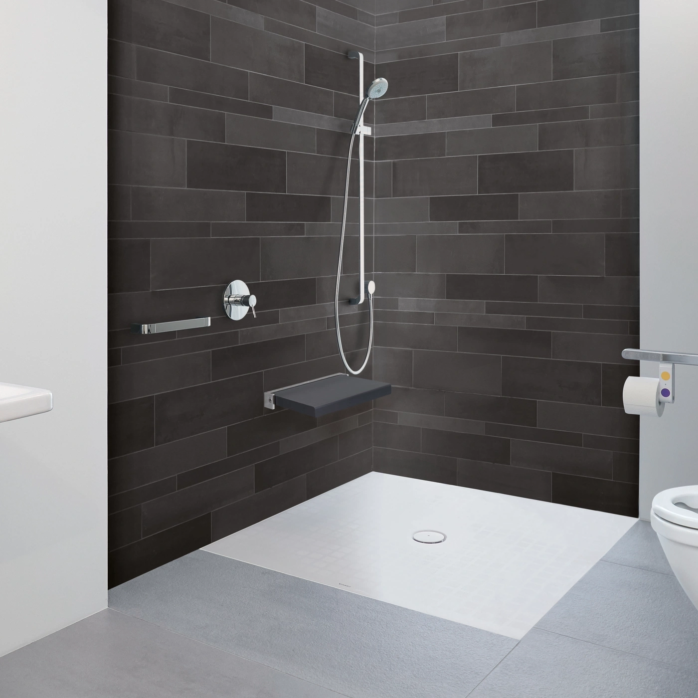 Barrierefreie Dusche mit integriertem Sitz, Haltegriff und weißem Duschboden